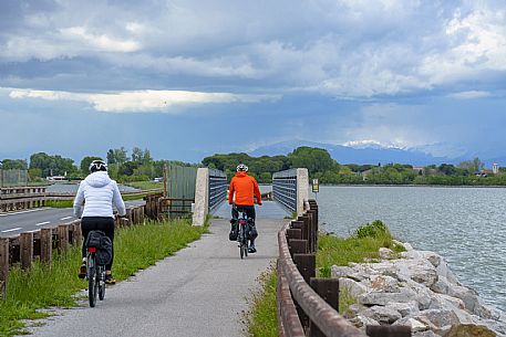 Cyclists on the cycle path goingo to Grado.