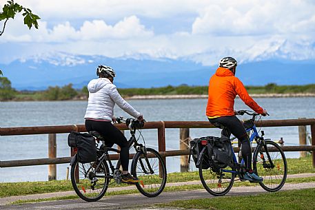 Cyclists on the cycle path in Grado.