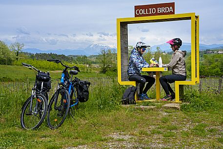 Cyclists sitting at the Collio Brda window.