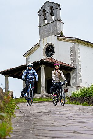 Cyclists with the Church of the Santissimo Crocifisso in the background.