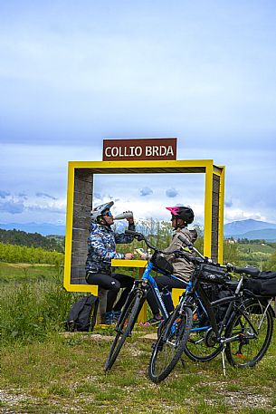 Cyclists sitting at the Collio Brda window.