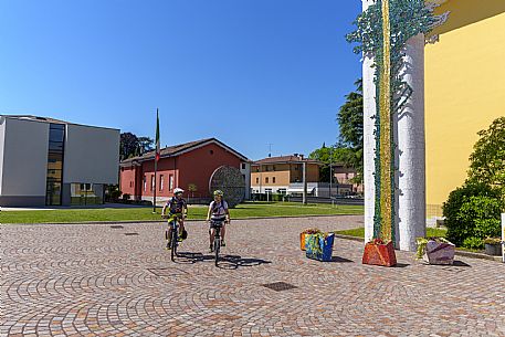 Cyclists in the courtyard of the Mosaic School of Friuli in Spilimbergo.