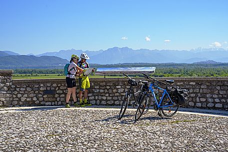 Cyclists at the courtyard of the palazzo di Sopra