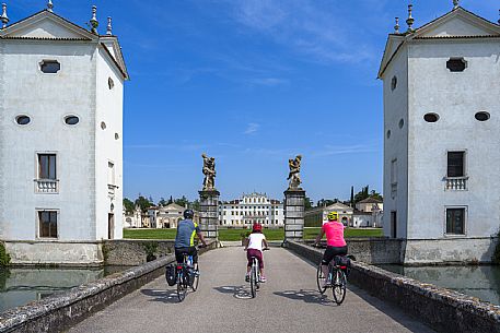 Family cyclists in Villa Manin