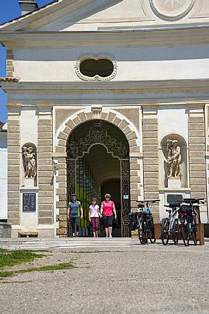 Family cyclists in Villa Manin