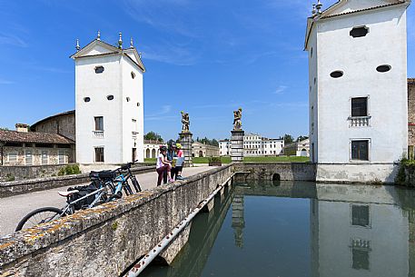 Family cyclists in Villa Manin