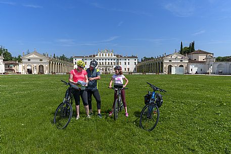 Family cyclists in Villa Manin