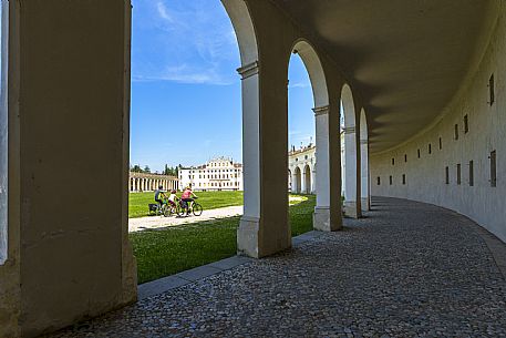 Family cyclists in Villa Manin