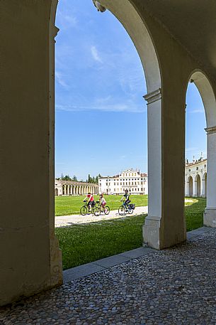 Family cyclists in Villa Manin