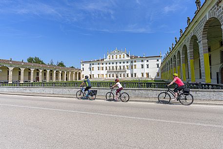 Family cyclists in Villa Manin