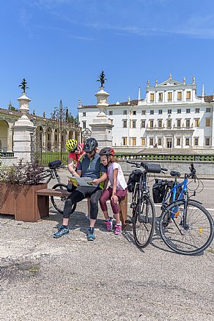 Family cyclists in Villa Manin