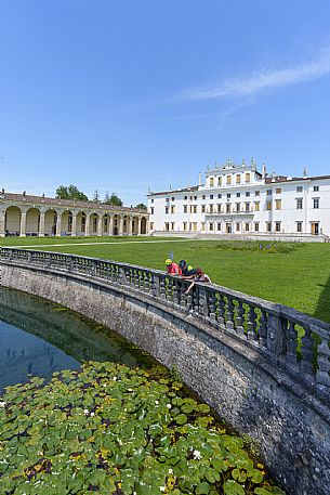 Family cyclists in Villa Manin