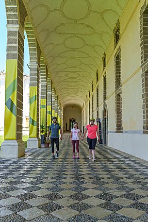 Family cyclists in Villa Manin