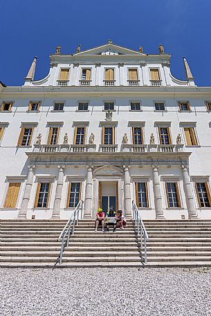 Family cyclists in Villa Manin