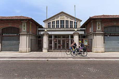 Cyclists outside the market