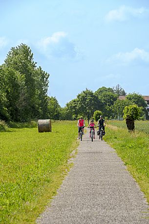 Cyclists family on the ditches cycle path