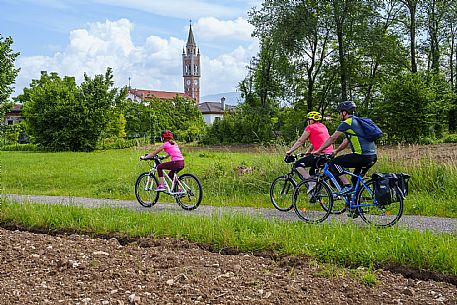 Cyclists family on the ditches cycle path