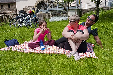 Family of cyclists during the picnic outside the Adegliacco mill