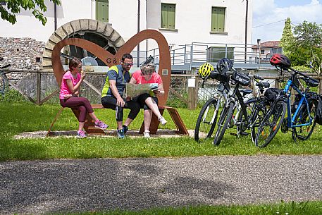 Family of cyclists near the Adegliacco mill