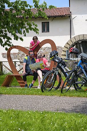 Family of cyclists near the Adegliacco mill