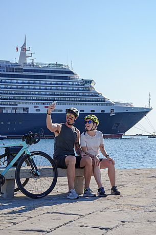 Cyclists on the Audace pier