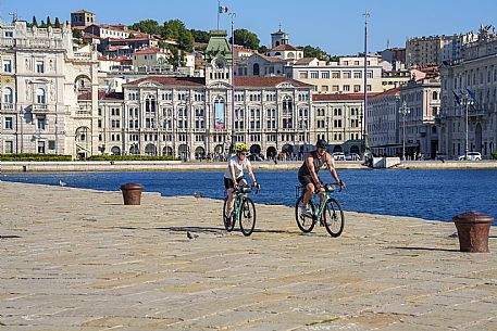 Cyclists on the Audace pier