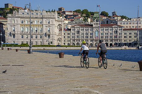 Cyclists on the Audace pier