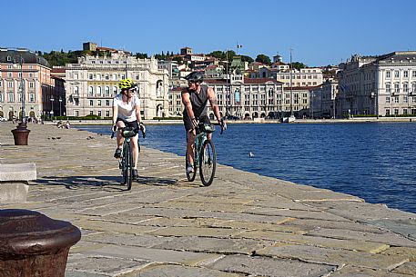 Cyclists on the Audace pier