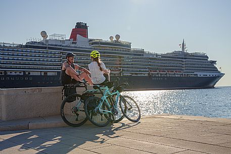 Cyclists on the Audace pier