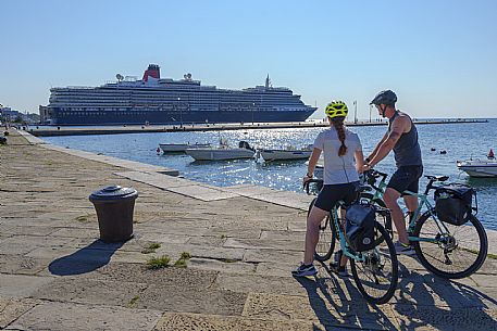 Cyclists on the Audace pier