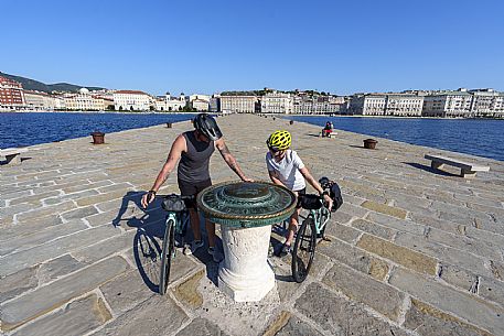 Cyclists on the Audace pier