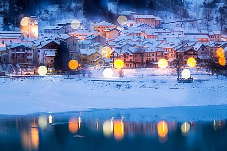 Reflecting lights on Barcis lake