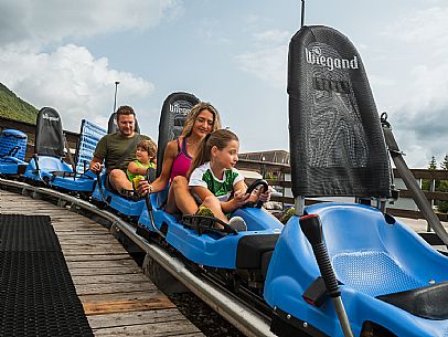 Bob on rail Piancavallo: the hilarious fun that will allow adults and children to experience an exciting adventure aboard two-seater sleds, along 1,000 meters of bumps, curves and parabolic turns!