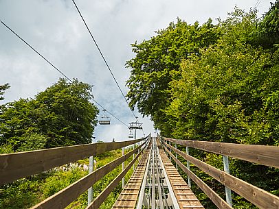 Bob on rail Piancavallo: the hilarious fun that will allow adults and children to experience an exciting adventure aboard two-seater sleds, along 1,000 meters of bumps, curves and parabolic turns!