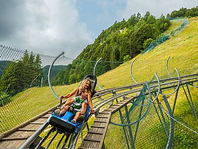 Bob on rail Piancavallo: the hilarious fun that will allow adults and children to experience an exciting adventure aboard two-seater sleds, along 1,000 meters of bumps, curves and parabolic turns!