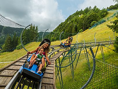 Bob on rail Piancavallo: the hilarious fun that will allow adults and children to experience an exciting adventure aboard two-seater sleds, along 1,000 meters of bumps, curves and parabolic turns!