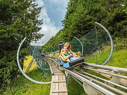 Bob on rail Piancavallo: the hilarious fun that will allow adults and children to experience an exciting adventure aboard two-seater sleds, along 1,000 meters of bumps, curves and parabolic turns!