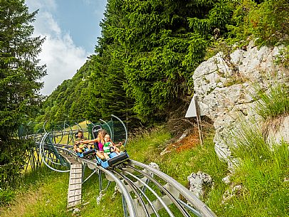 Bob on rail Piancavallo: the hilarious fun that will allow adults and children to experience an exciting adventure aboard two-seater sleds, along 1,000 meters of bumps, curves and parabolic turns!