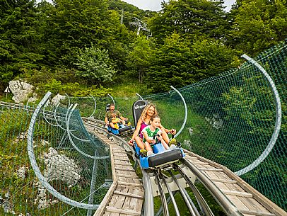 Bob on rail Piancavallo: the hilarious fun that will allow adults and children to experience an exciting adventure aboard two-seater sleds, along 1,000 meters of bumps, curves and parabolic turns!