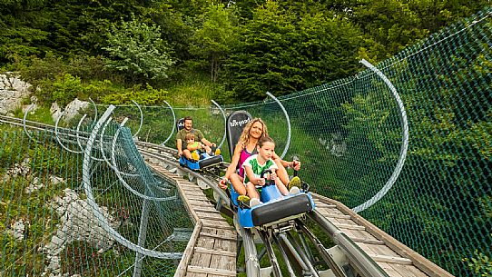 Bob on rail Piancavallo: the hilarious fun that will allow adults and children to experience an exciting adventure aboard two-seater sleds, along 1,000 meters of bumps, curves and parabolic turns!