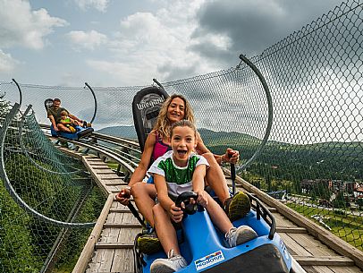 Bob on rail Piancavallo: the hilarious fun that will allow adults and children to experience an exciting adventure aboard two-seater sleds, along 1,000 meters of bumps, curves and parabolic turns!