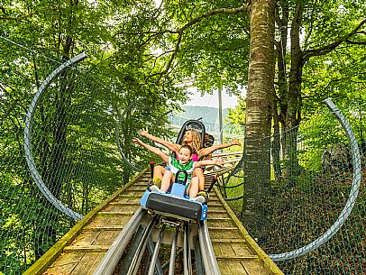 Bob on rail Piancavallo: the hilarious fun that will allow adults and children to experience an exciting adventure aboard two-seater sleds, along 1,000 meters of bumps, curves and parabolic turns!