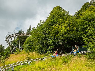 Bob on rail Piancavallo: the hilarious fun that will allow adults and children to experience an exciting adventure aboard two-seater sleds, along 1,000 meters of bumps, curves and parabolic turns!