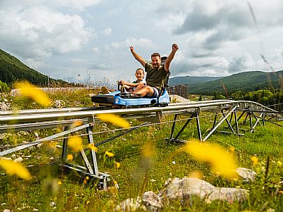 Bob on rail Piancavallo: the hilarious fun that will allow adults and children to experience an exciting adventure aboard two-seater sleds, along 1,000 meters of bumps, curves and parabolic turns!