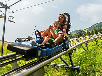 Bob on rail Piancavallo: the hilarious fun that will allow adults and children to experience an exciting adventure aboard two-seater sleds, along 1,000 meters of bumps, curves and parabolic turns!