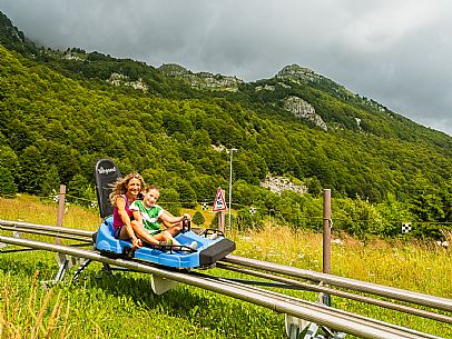 Bob on rail Piancavallo: the hilarious fun that will allow adults and children to experience an exciting adventure aboard two-seater sleds, along 1,000 meters of bumps, curves and parabolic turns!