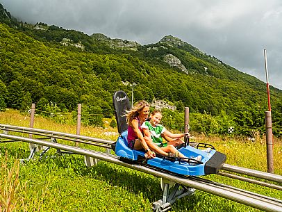 Bob on rail Piancavallo: the hilarious fun that will allow adults and children to experience an exciting adventure aboard two-seater sleds, along 1,000 meters of bumps, curves and parabolic turns!