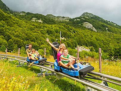 Bob on rail Piancavallo: the hilarious fun that will allow adults and children to experience an exciting adventure aboard two-seater sleds, along 1,000 meters of bumps, curves and parabolic turns!