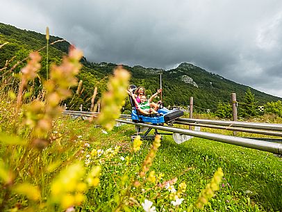 Bob on rail Piancavallo: the hilarious fun that will allow adults and children to experience an exciting adventure aboard two-seater sleds, along 1,000 meters of bumps, curves and parabolic turns!