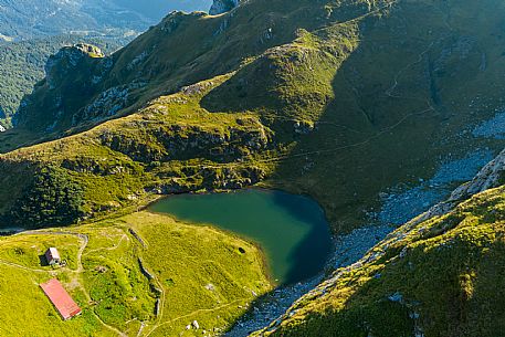 Avostanis Lake, along the path from Malga Pramosio
